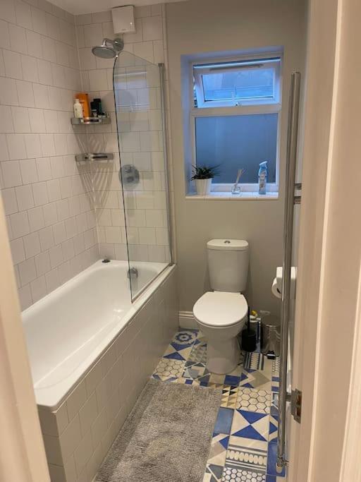 Lovely 2 Bedroom Ground Floor Flat With Garden. * London