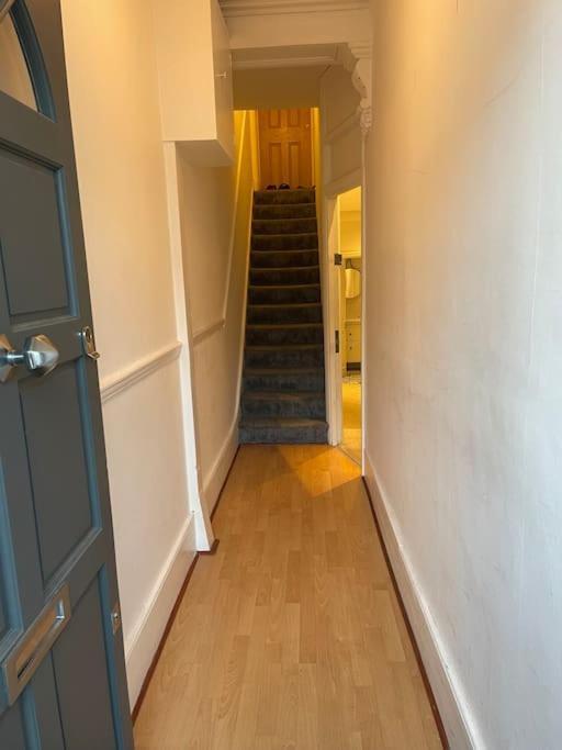 Lovely 2 Bedroom Ground Floor Flat With Garden. * London