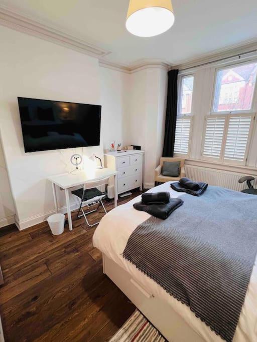 Lovely 2 Bedroom Ground Floor Flat With Garden. Apartment