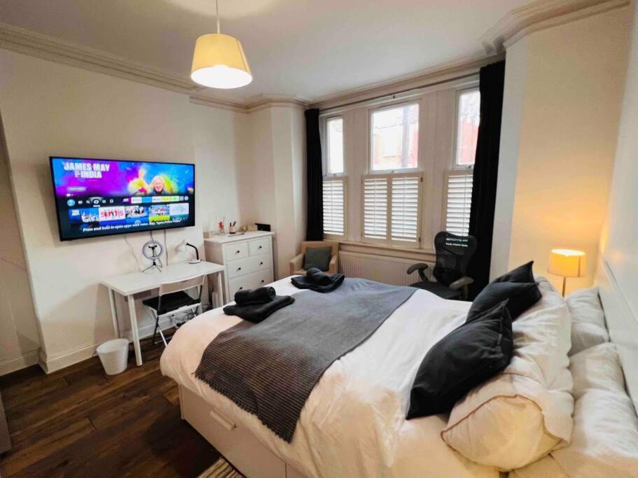 Lovely 2 Bedroom Ground Floor Flat With Garden. Apartment London