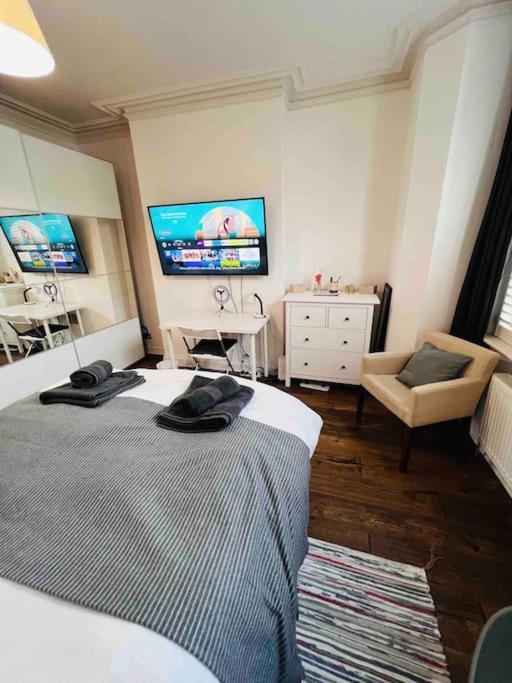 Lovely 2 Bedroom Ground Floor Flat With Garden. Apartment