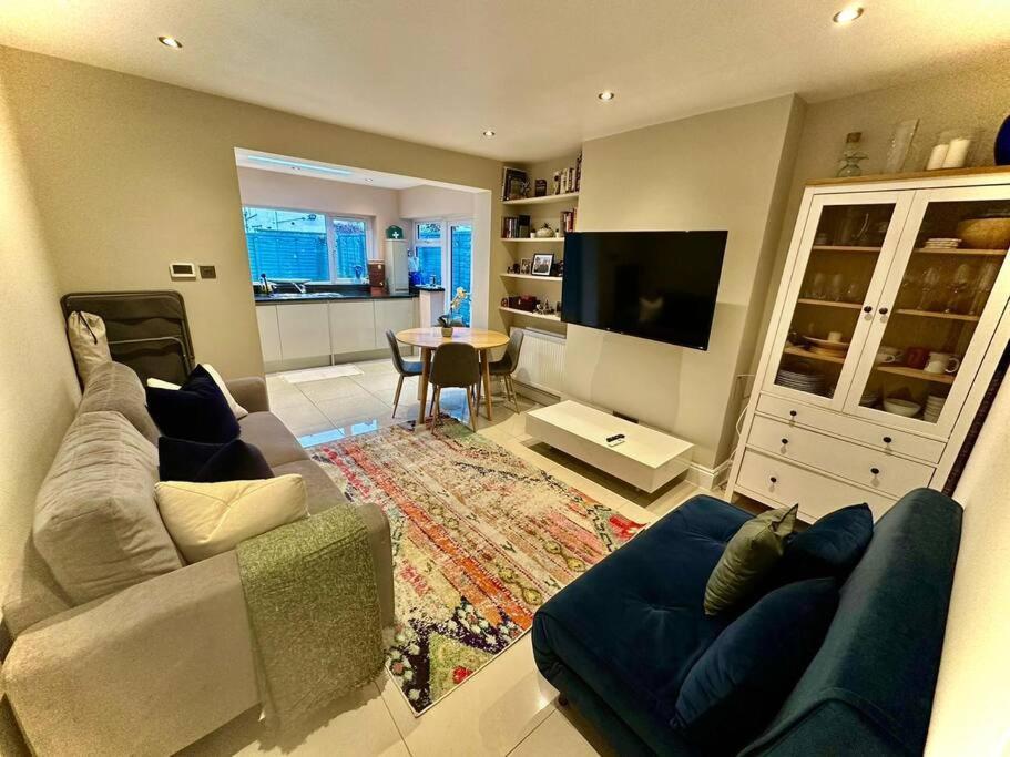 Apartment Lovely 2 Bedroom Ground Floor Flat With Garden. *