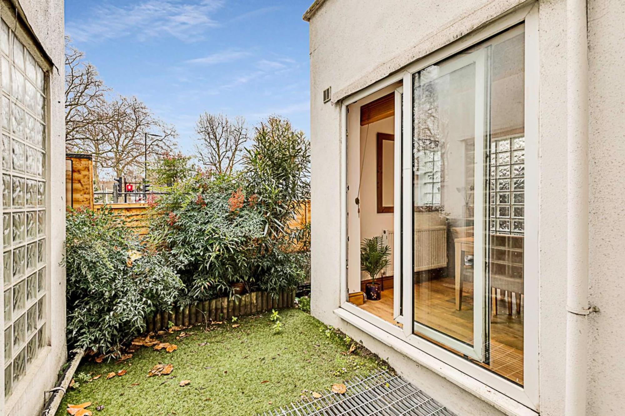 Modern Comfort Two Bedroom Gem On The Rye Apartment