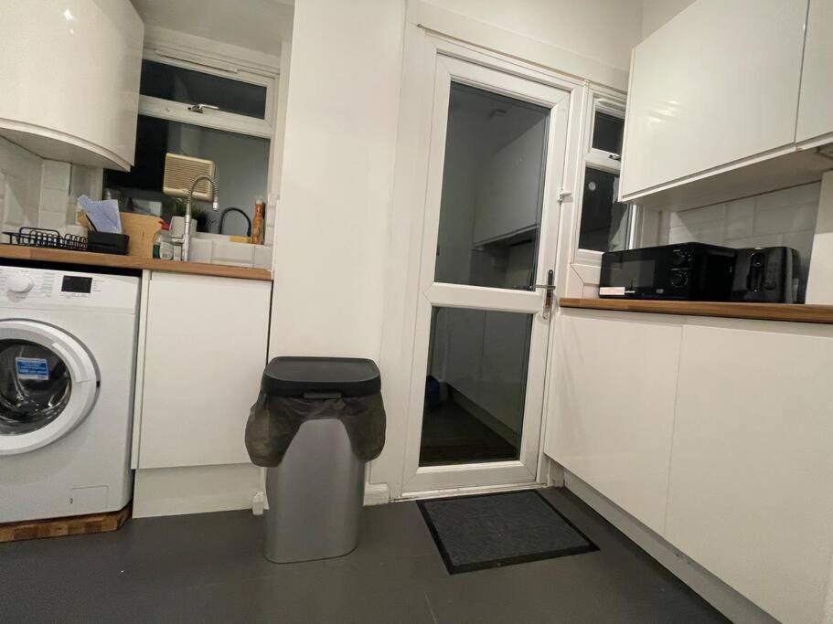Tooting - Cosy 2 Bedroom House With Garden, 5 Mins Walk To Tube Station * London