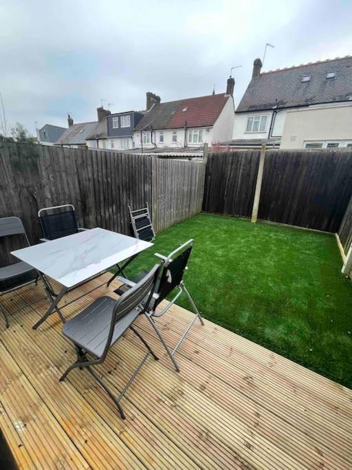 Ferienhaus Tooting - Cosy 2 Bedroom House With Garden, 5 Mins Walk To Tube Station