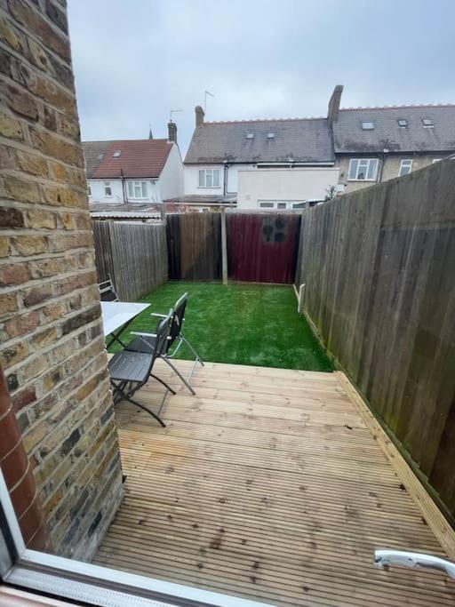 Tooting - Cosy 2 Bedroom House With Garden, 5 Mins Walk To Tube Station Ferienhaus London