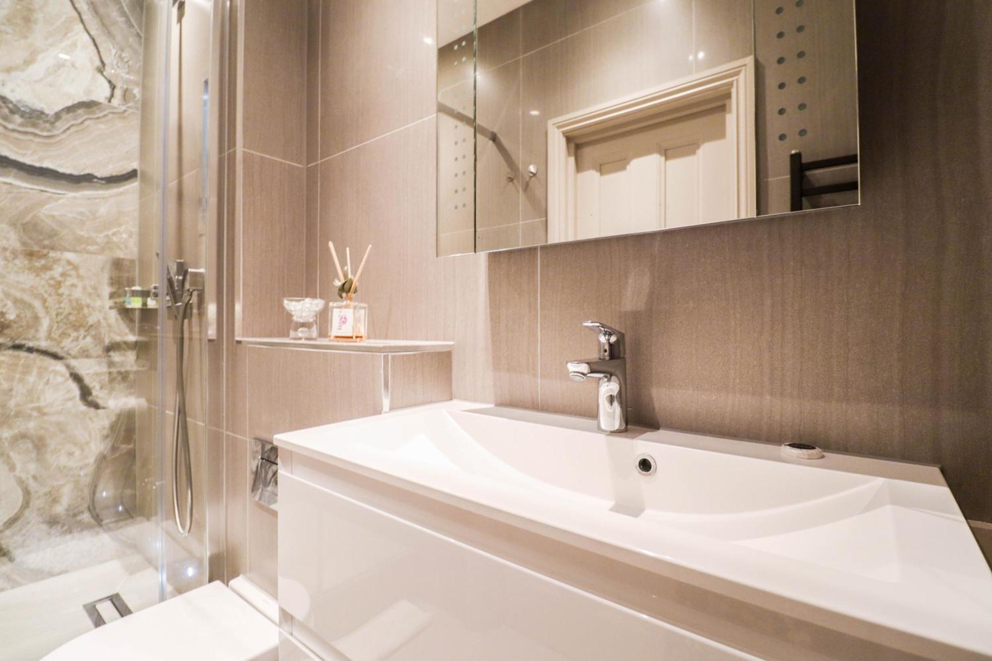 Lovely Kensington In A Prime Location *