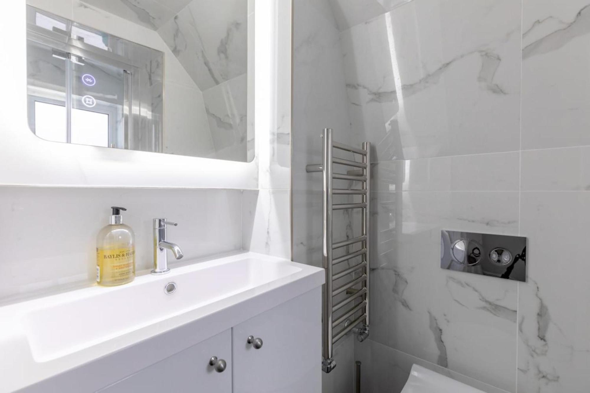 Sleek & Well-connected Flat Archway! London
