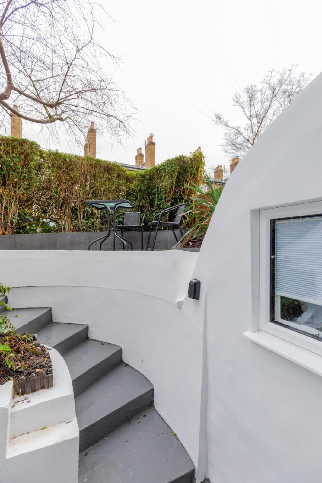 Sleek & Well-connected Flat Archway! * London