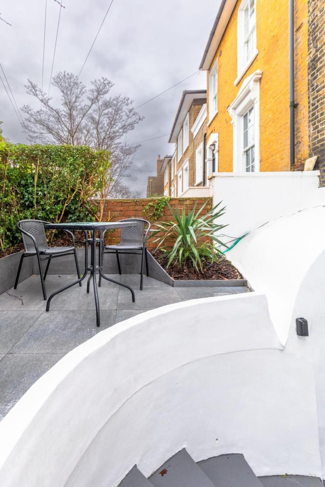 Sleek & Well-connected Flat Archway! London