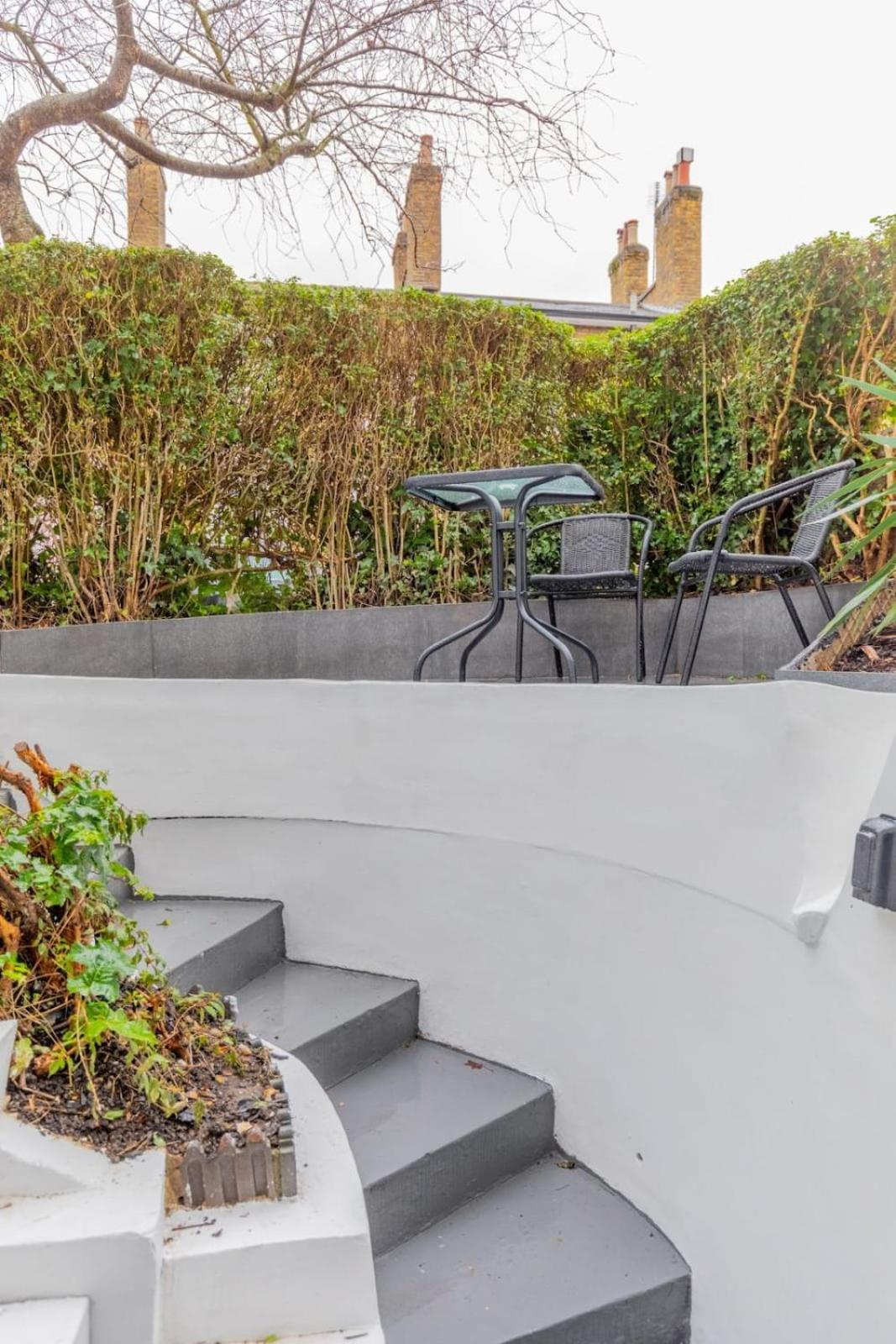 Sleek & Well-connected Flat Archway! * London