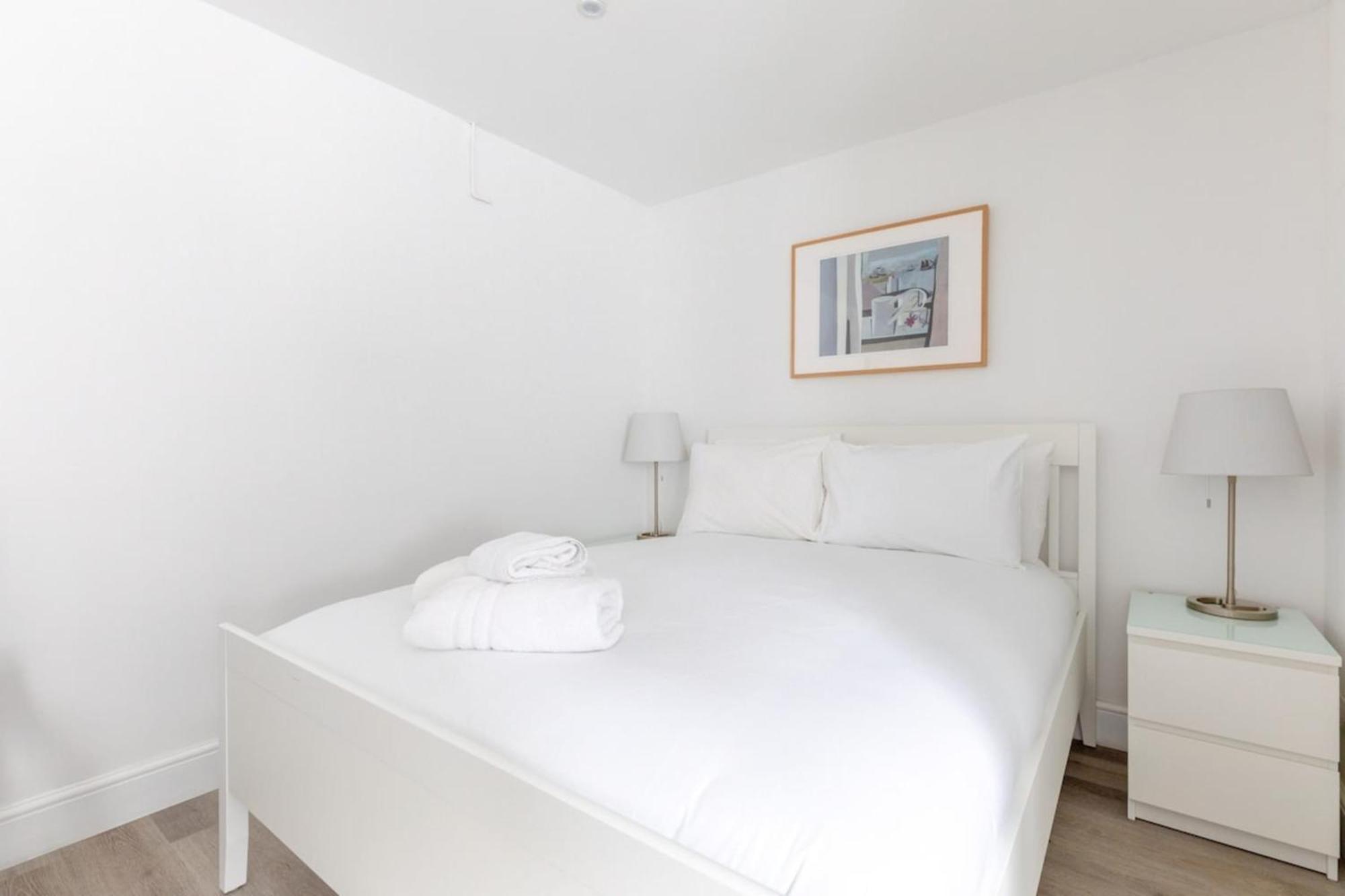 Sleek & Well-connected Flat Archway! London