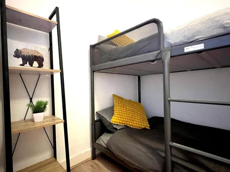 Ferienhaus Spacious 2-bed House 20 Mins From Central