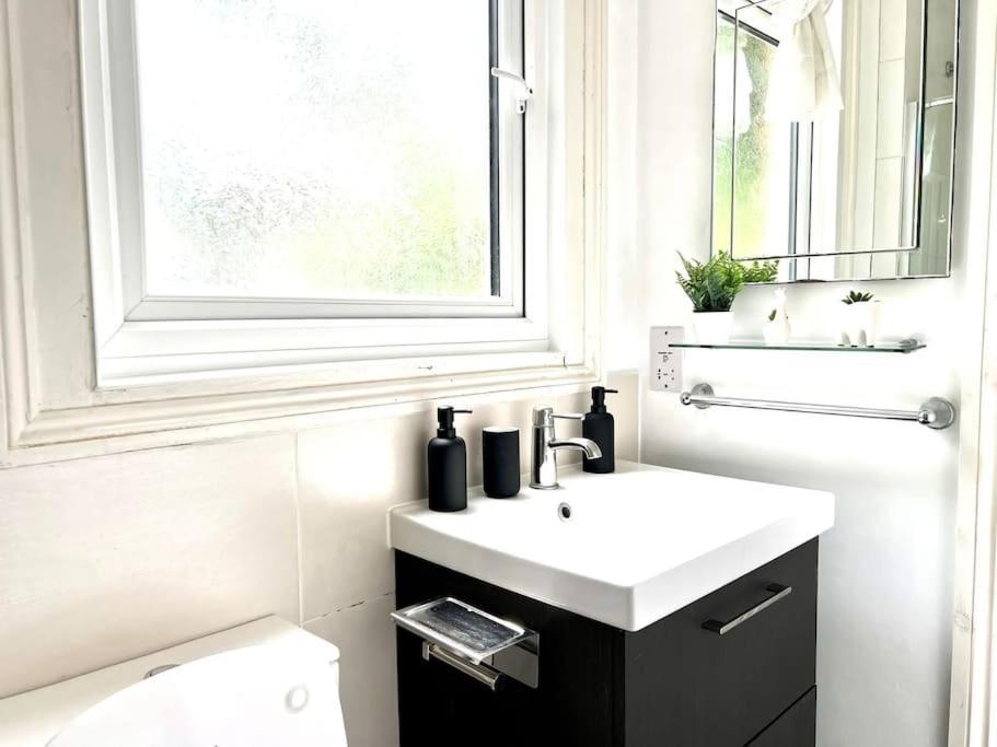 Spacious 2-bed House 20 Mins From Central *