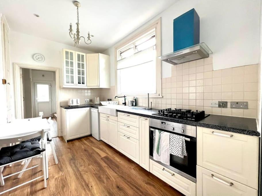 Ferienhaus Spacious 2-bed House 20 Mins From Central London