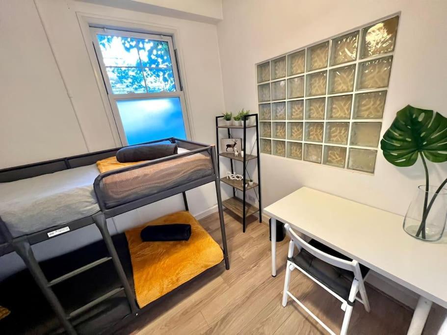 Spacious 2-bed House 20 Mins From Central