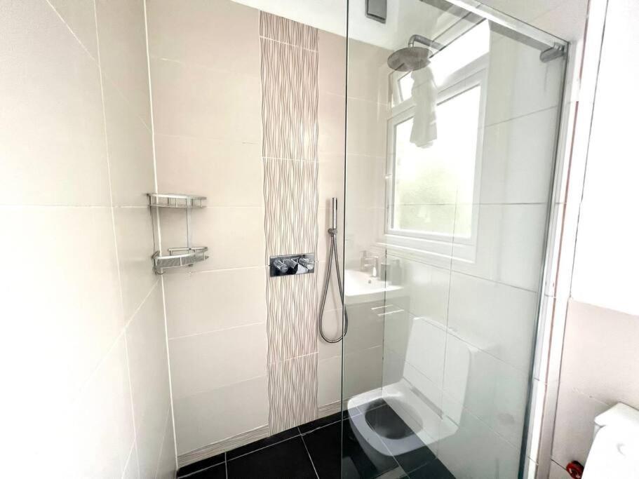 Spacious 2-bed House 20 Mins From Central Ferienhaus *