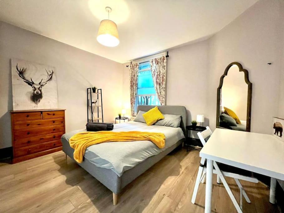 Ferienhaus Spacious 2-bed House 20 Mins From Central