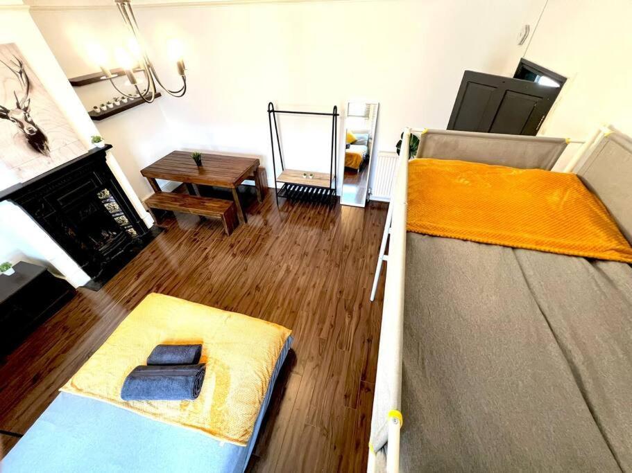 Ferienhaus Spacious 2-bed House 20 Mins From Central *