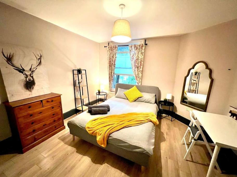 Spacious 2-bed House 20 Mins From Central Ferienhaus