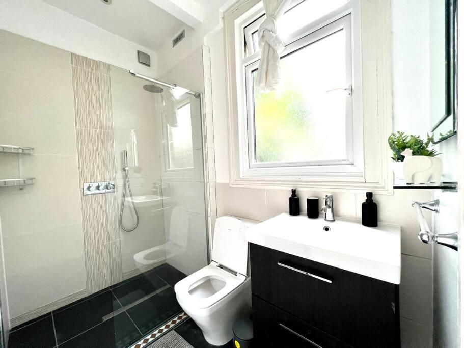 Ferienhaus Spacious 2-bed House 20 Mins From Central *