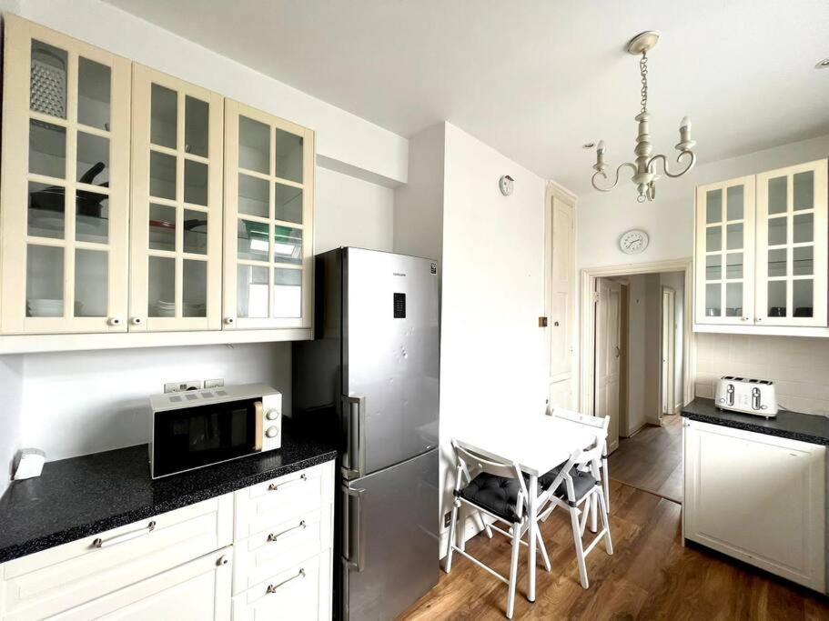 Spacious 2-bed House 20 Mins From Central Ferienhaus London