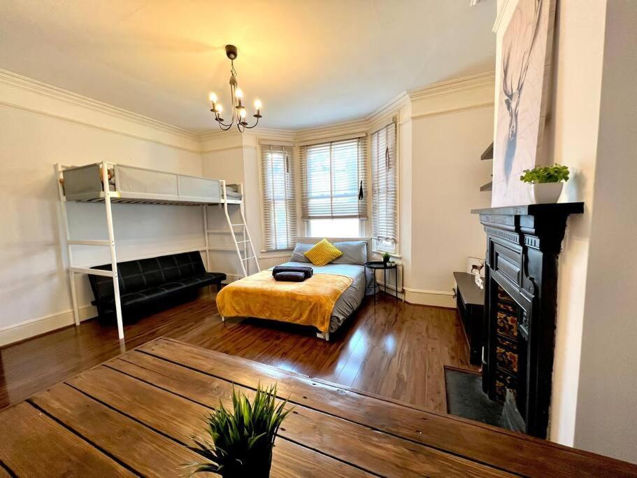 Ferienhaus Spacious 2-bed House 20 Mins From Central *