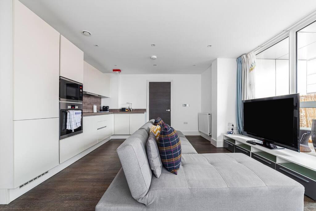 Charming & Large 1-bedroom In The Heart Of *