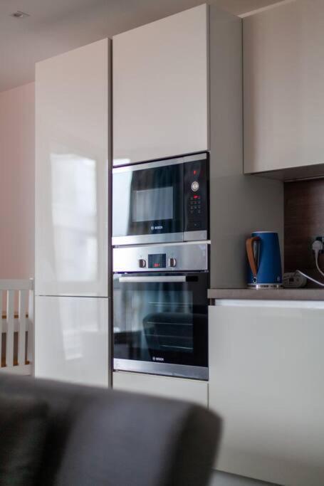 Charming & Large 1-bedroom In The Heart Of Apartment *