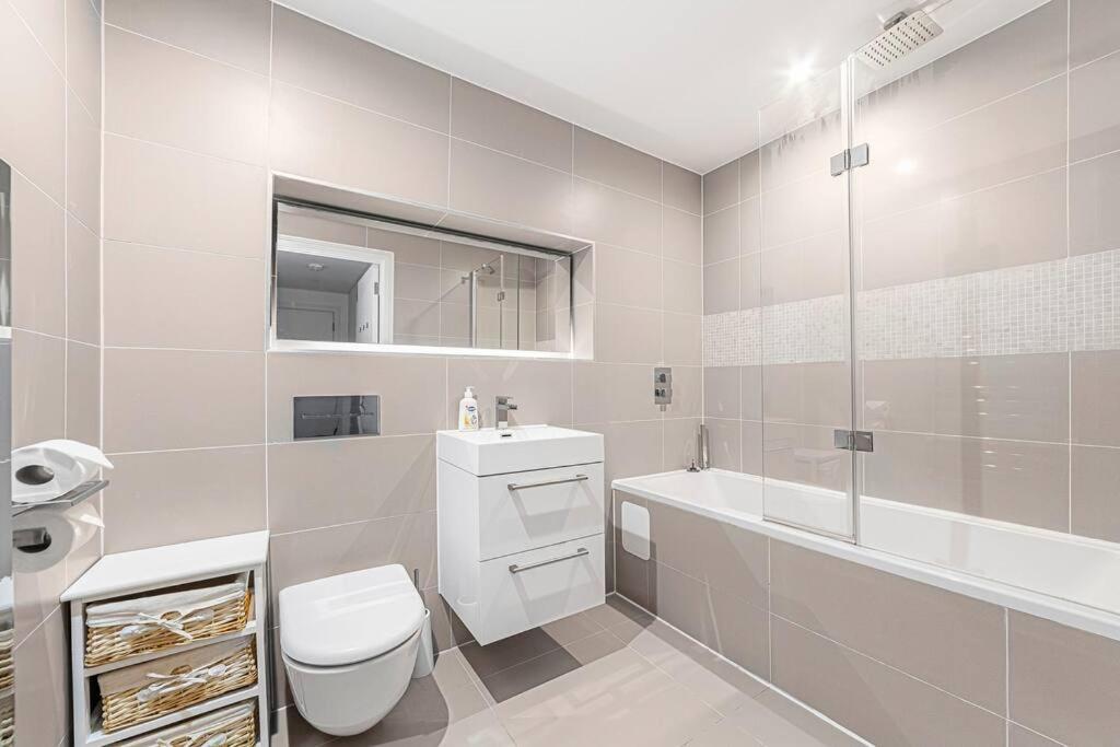 Charming & Large 1-bedroom In The Heart Of *