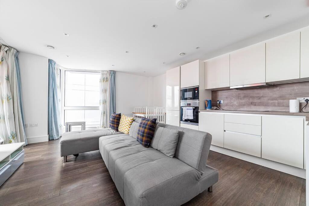 Charming & Large 1-bedroom In The Heart Of Apartment *