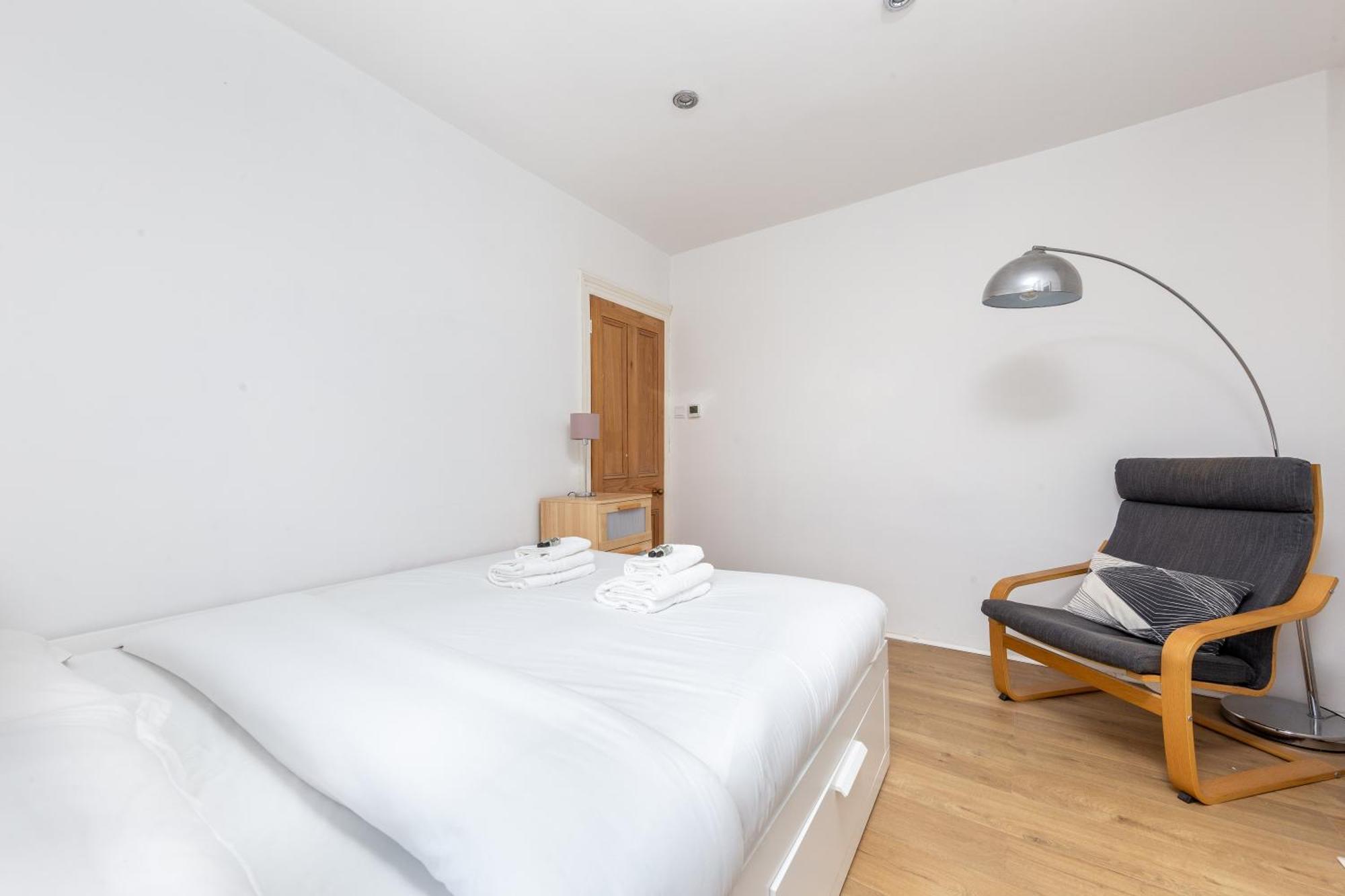 Chic Semi-detached House With A Private Garden, Se Holiday home