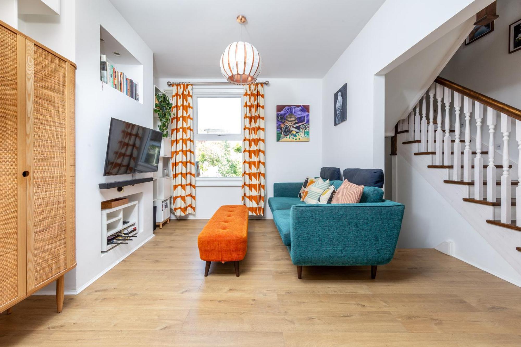 Chic Semi-detached House With A Private Garden, Se Holiday home London