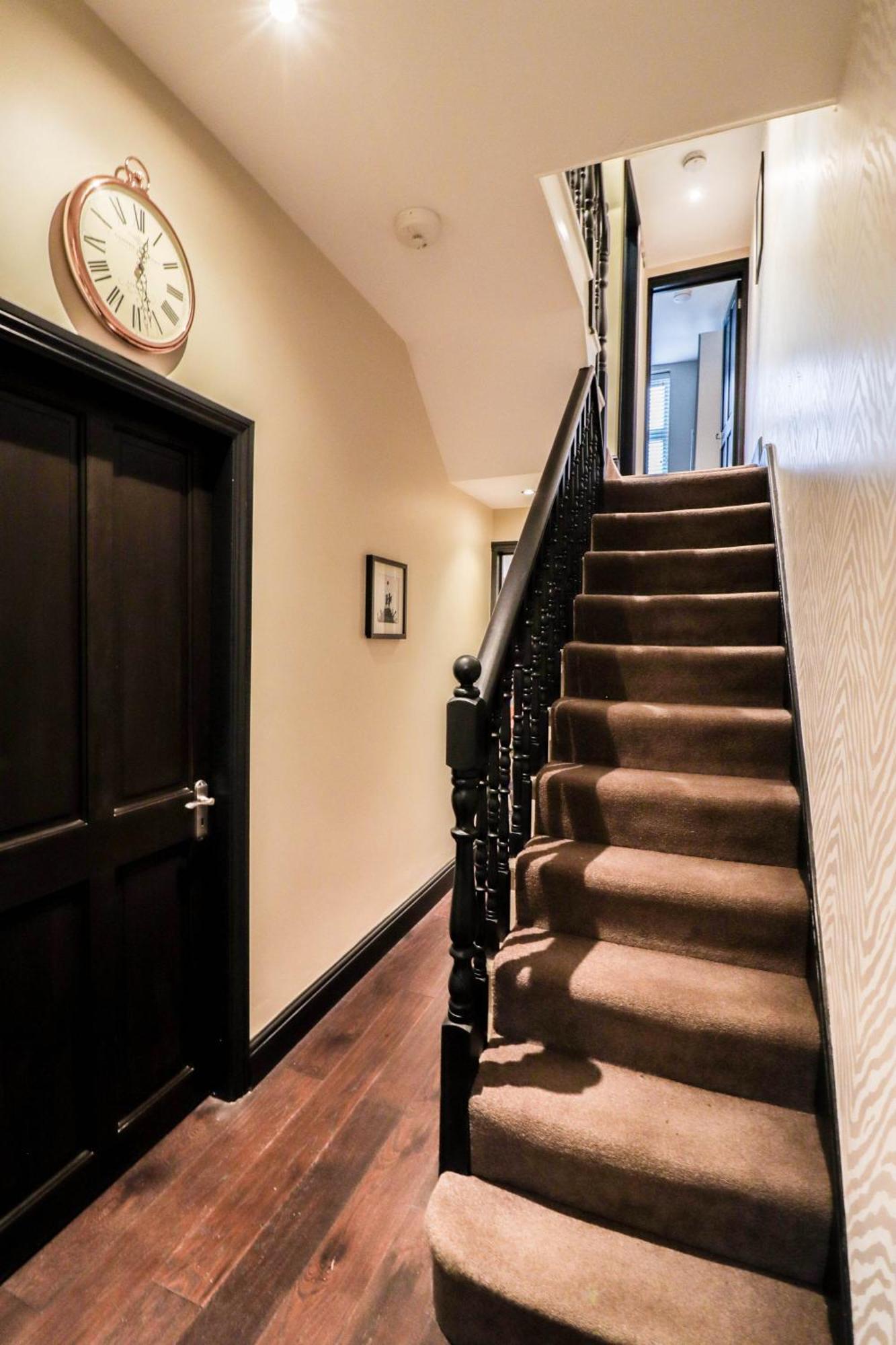 Chic 3-bedroom Family Retreat In Stratford, Fast Internet And Near Shops Holiday home