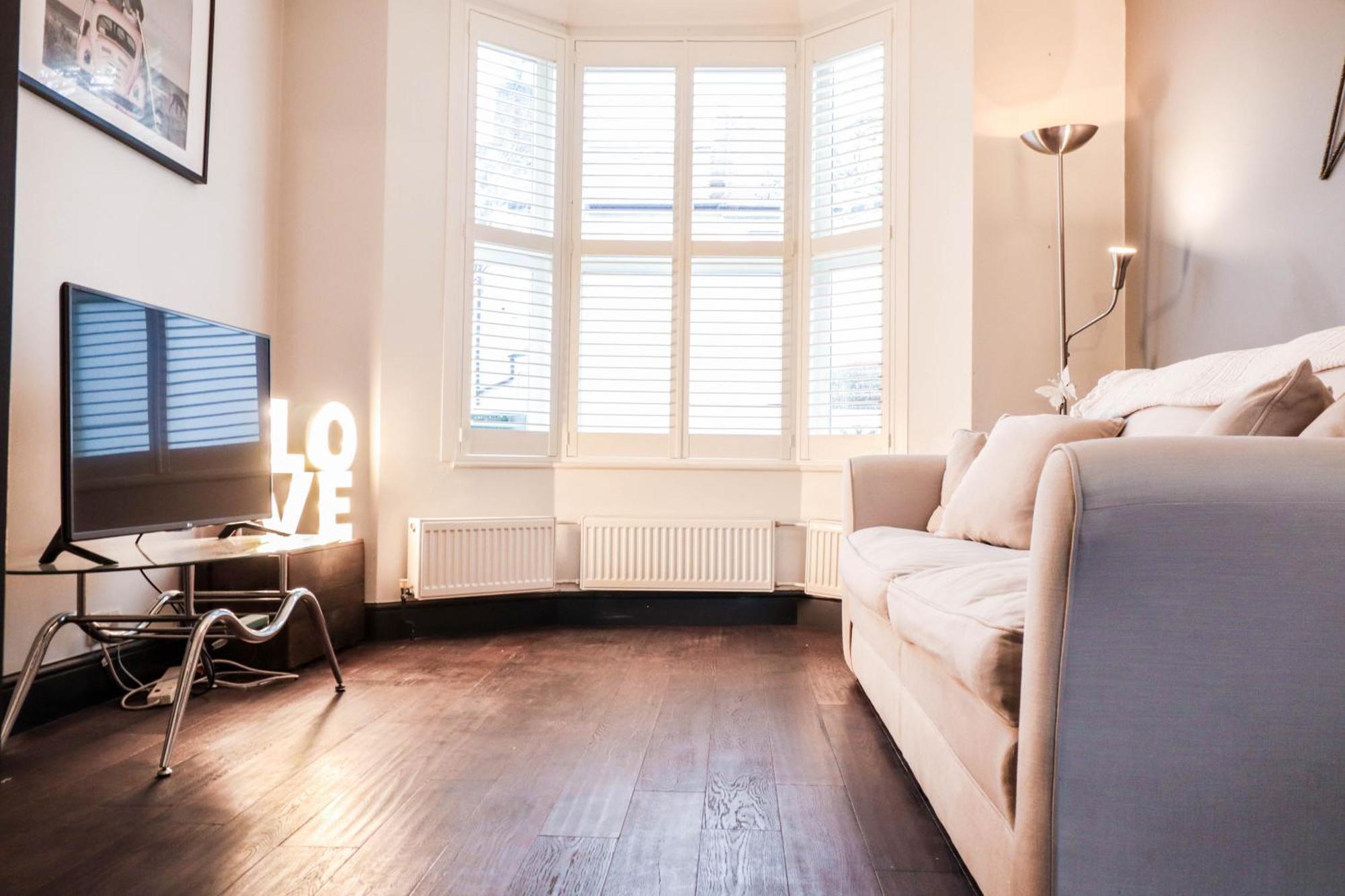 Chic 3-bedroom Family Retreat In Stratford, Fast Internet And Near Shops London