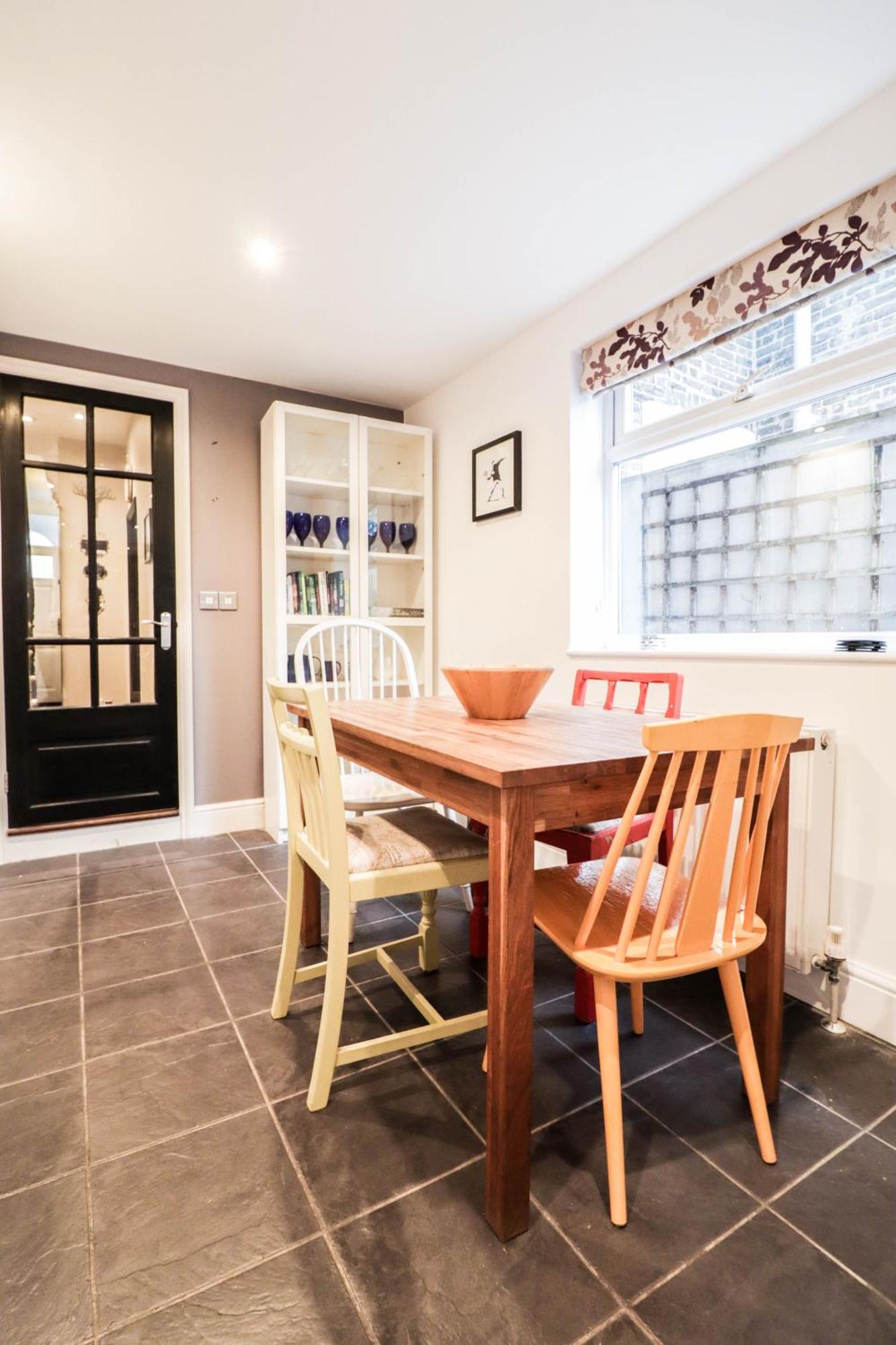Chic 3-bedroom Family Retreat In Stratford, Fast Internet And Near Shops Holiday home London