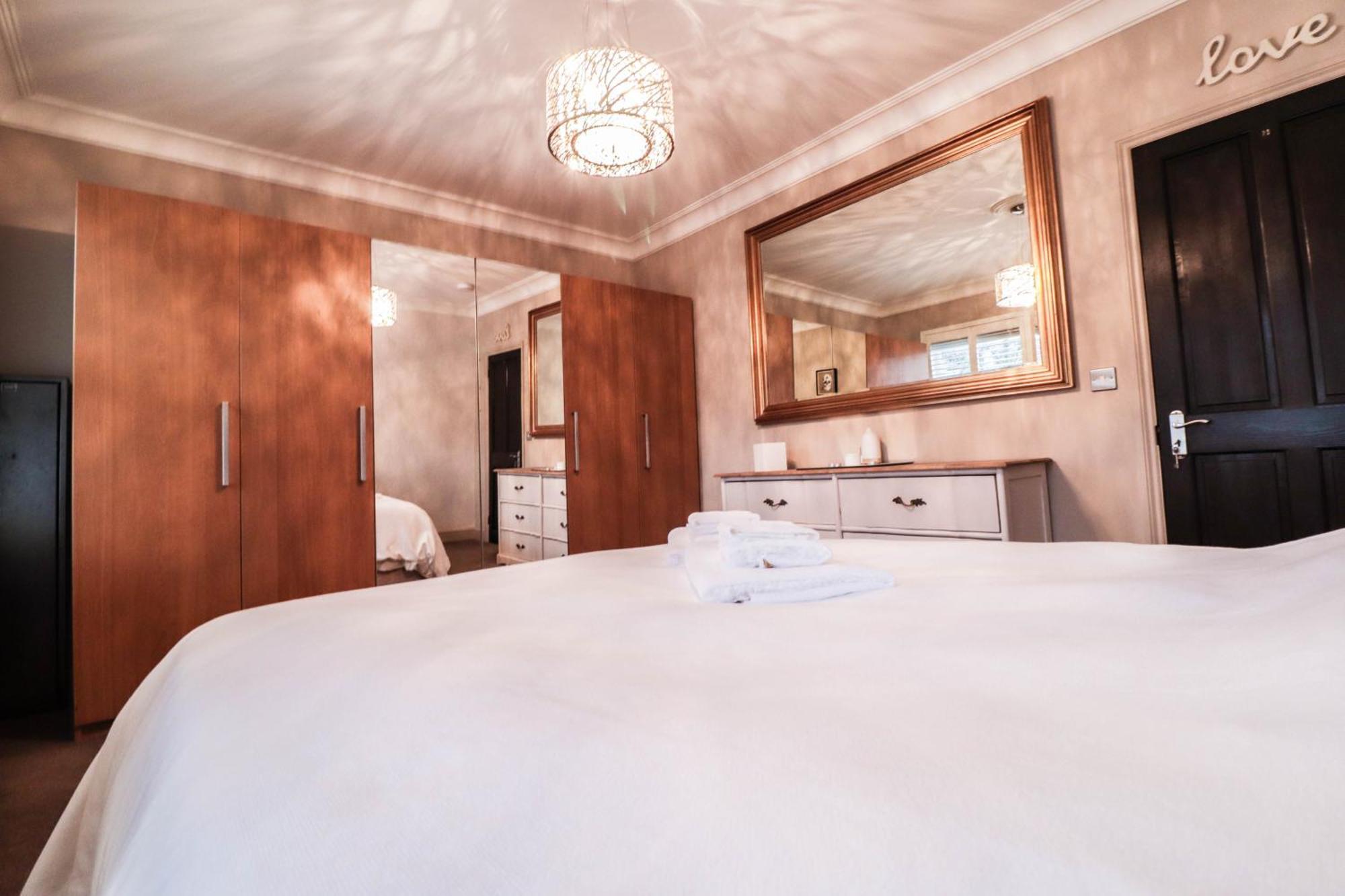 Chic 3-bedroom Family Retreat In Stratford, Fast Internet And Near Shops London