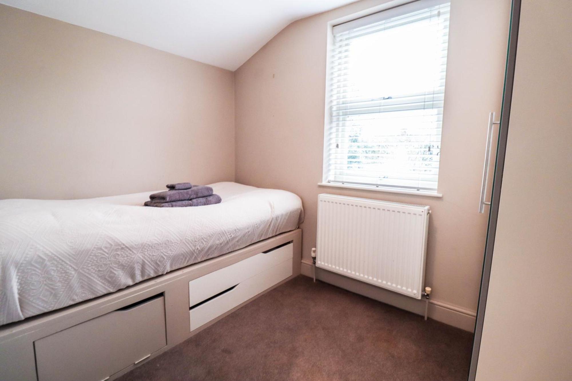 Holiday home Chic 3-bedroom Family Retreat In Stratford, Fast Internet And Near Shops *