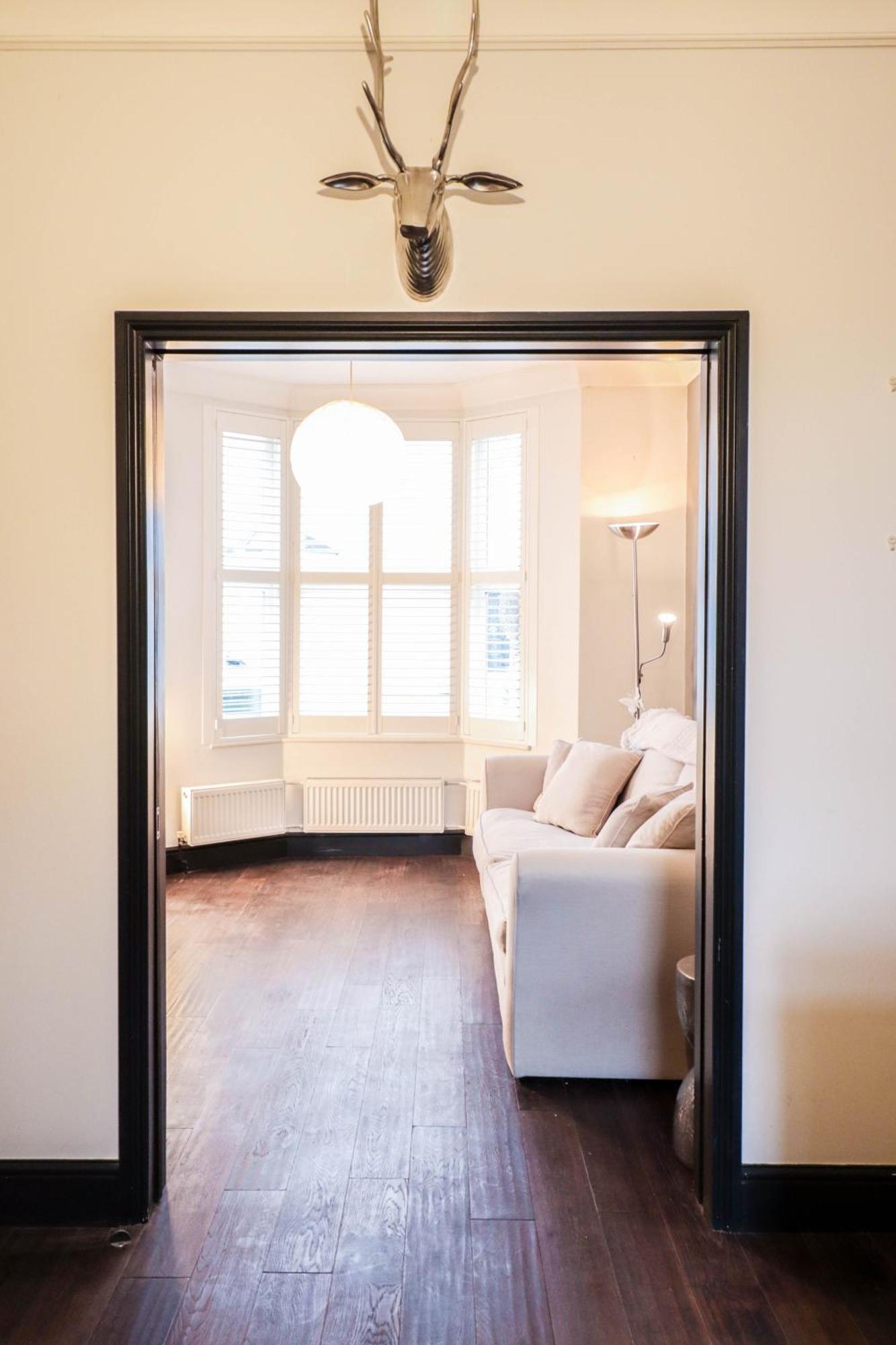 Chic 3-bedroom Family Retreat In Stratford, Fast Internet And Near Shops Holiday home