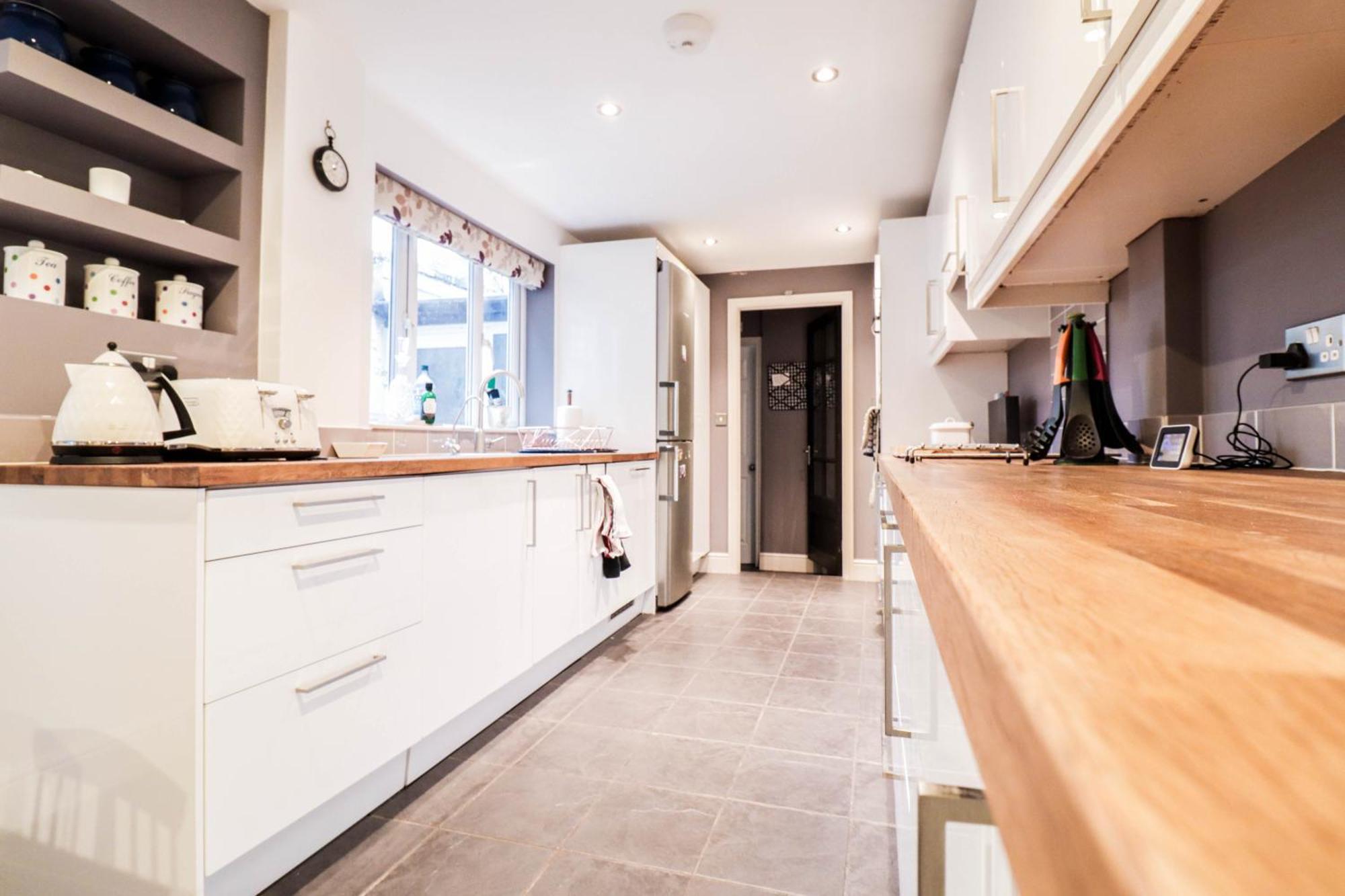Chic 3-bedroom Family Retreat In Stratford, Fast Internet And Near Shops Holiday home *