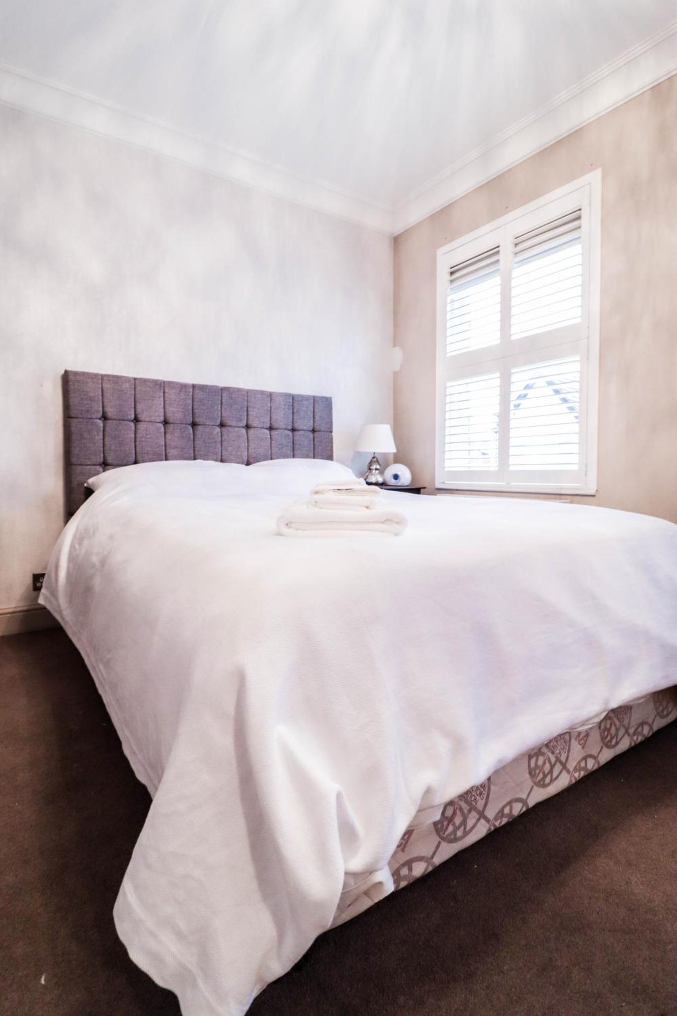 Holiday home Chic 3-bedroom Family Retreat In Stratford, Fast Internet And Near Shops London