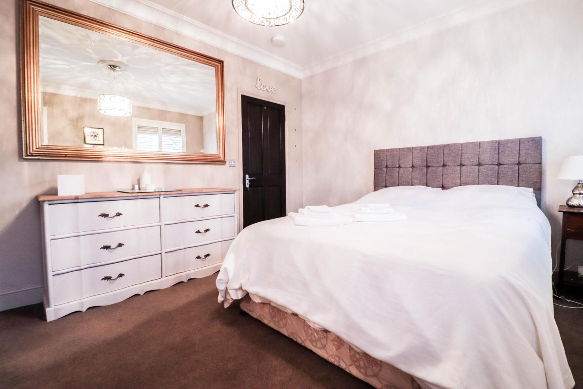 Holiday home Chic 3-bedroom Family Retreat In Stratford, Fast Internet And Near Shops *
