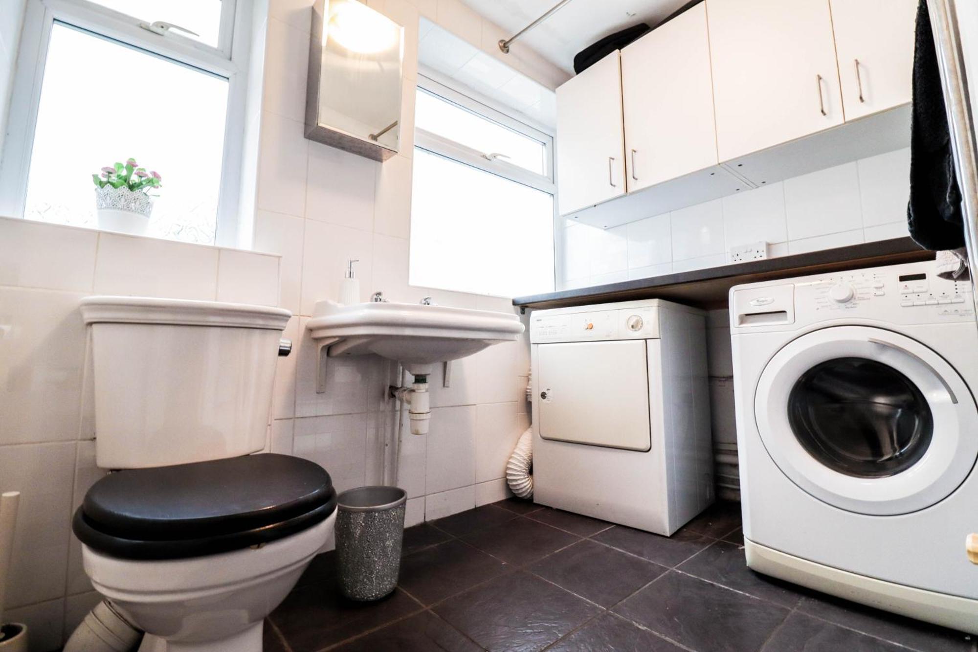 Chic 3-bedroom Family Retreat In Stratford, Fast Internet And Near Shops Holiday home *