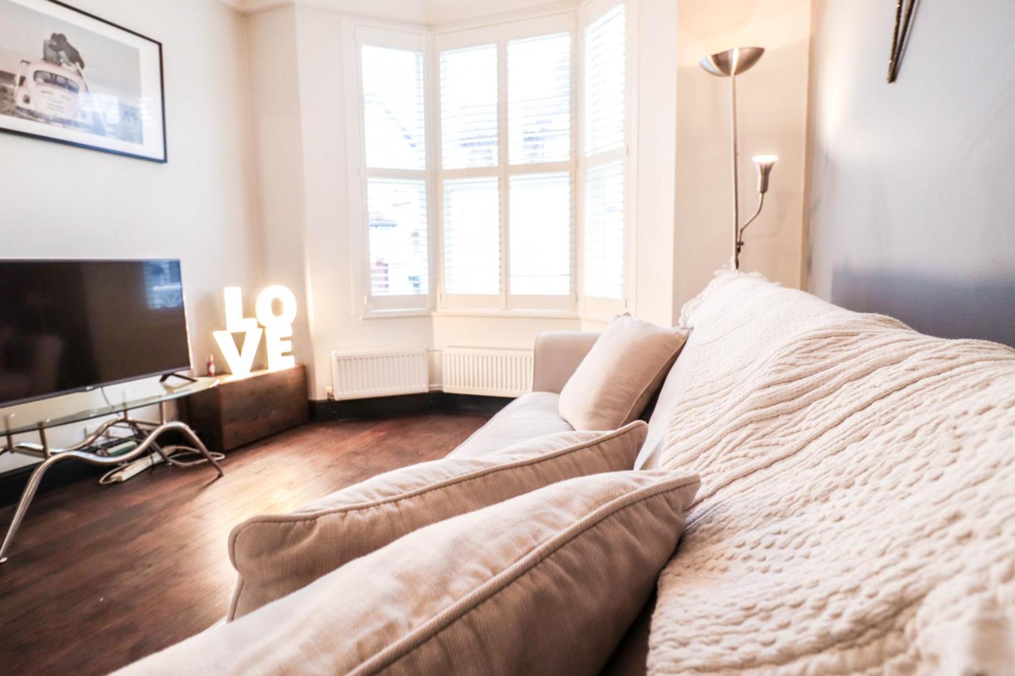 Chic 3-bedroom Family Retreat In Stratford, Fast Internet And Near Shops Holiday home *
