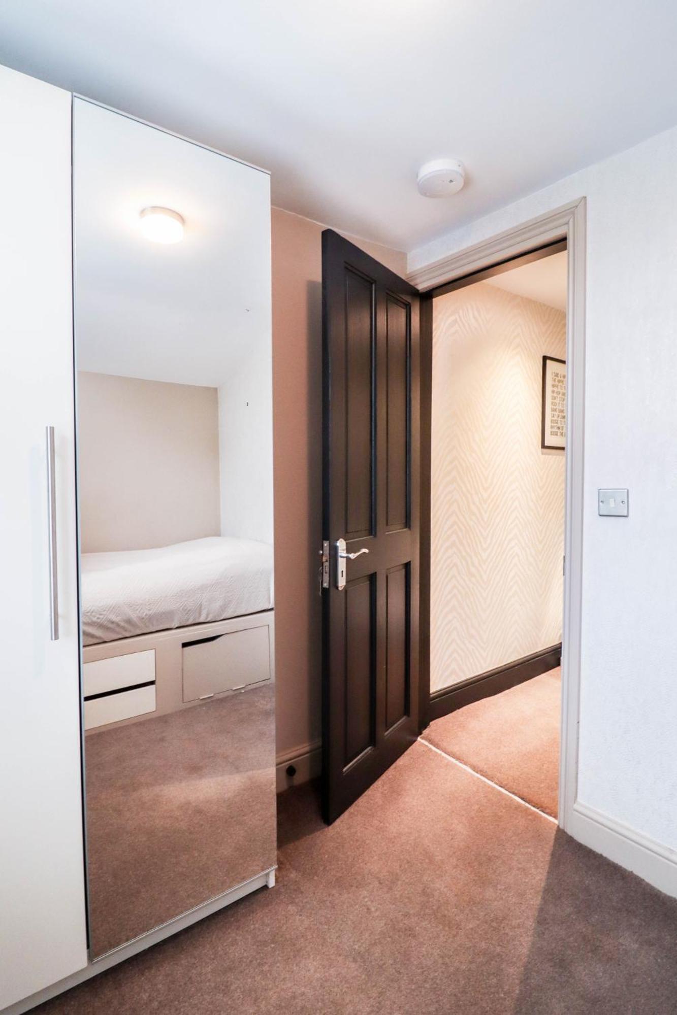 Holiday home Chic 3-bedroom Family Retreat In Stratford, Fast Internet And Near Shops London