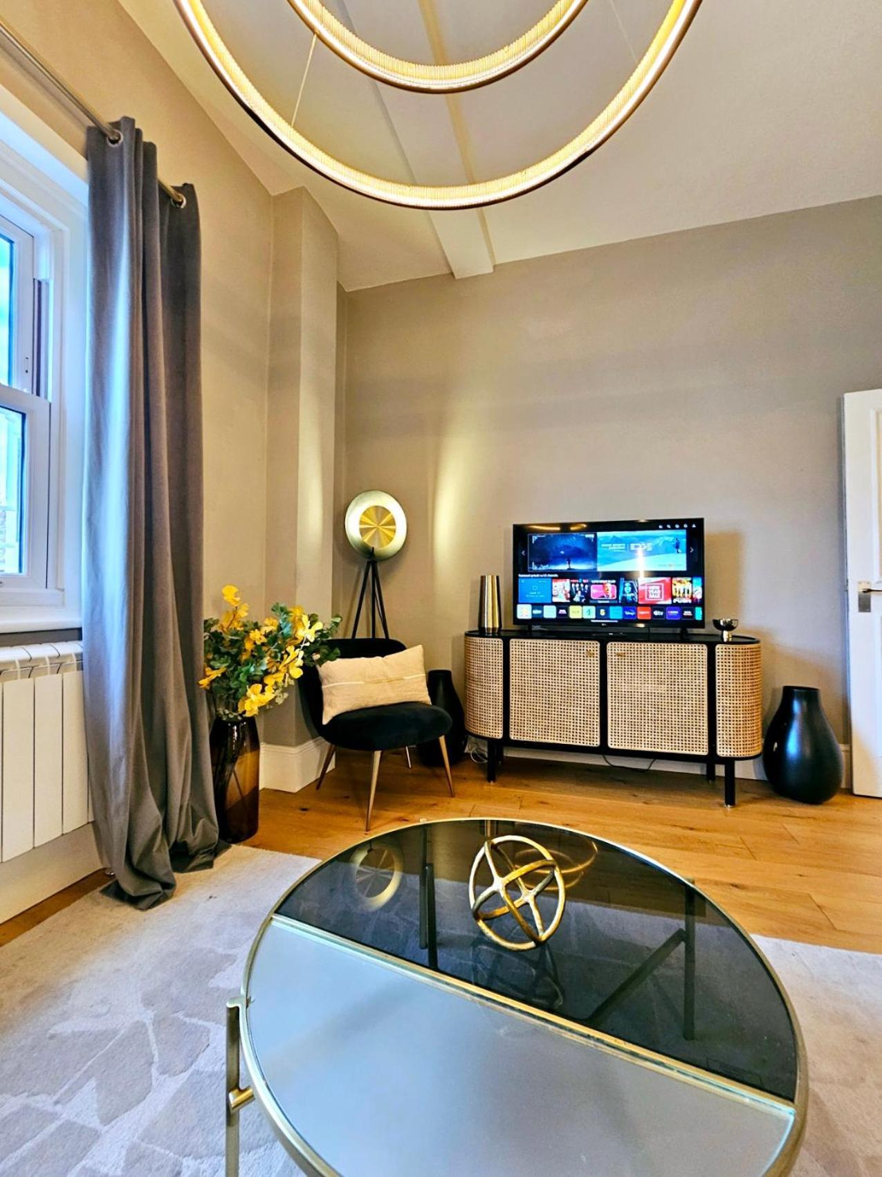 Gorgeous Hyde Park With Elevator Access By Tube Metro Stations Apartment London