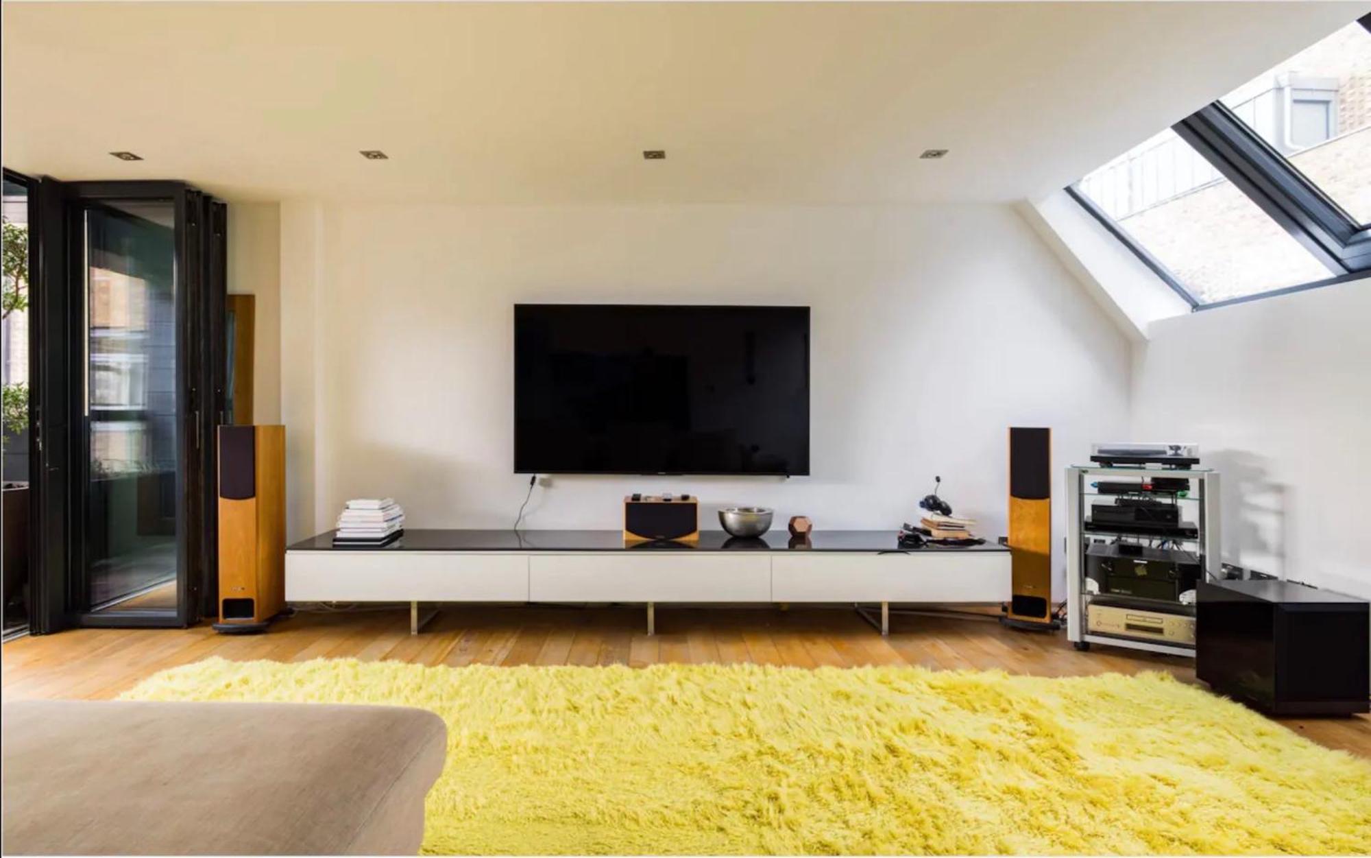 Stunning 3 Bedroom, 3 Bathroom Duplex With Terrace *