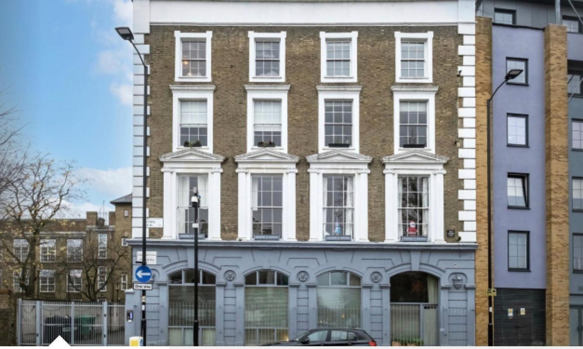 Stunning 3 Bedroom, 3 Bathroom Duplex With Terrace London