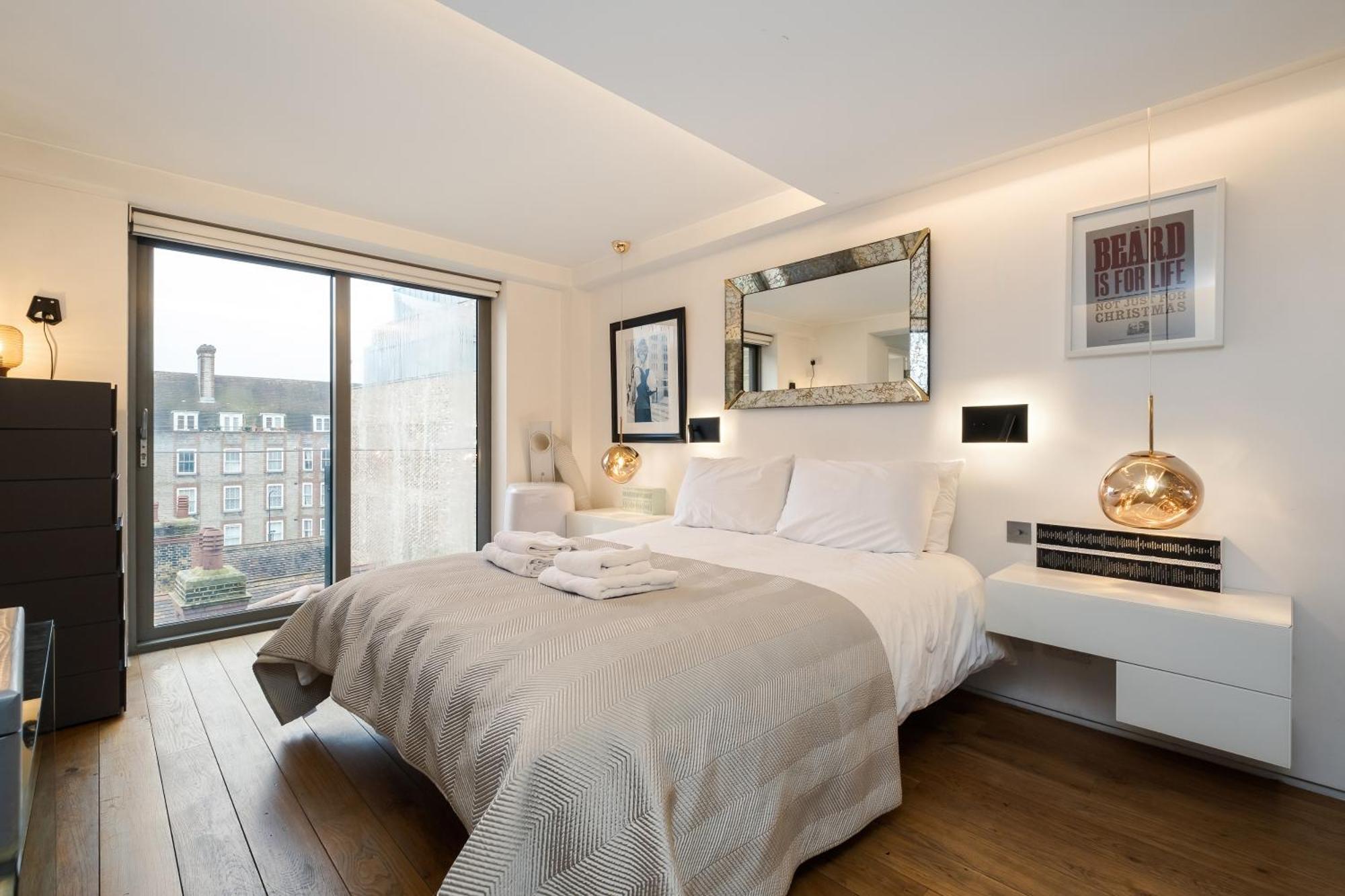 Stunning 3 Bedroom, 3 Bathroom Duplex With Terrace Apartment *