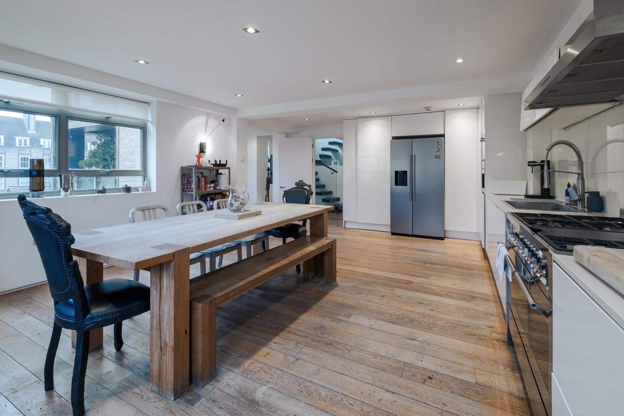 Stunning 3 Bedroom, 3 Bathroom Duplex With Terrace *
